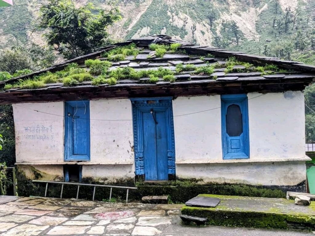 Houses with Pathal roofs built in the hilly style in Uttarakhand