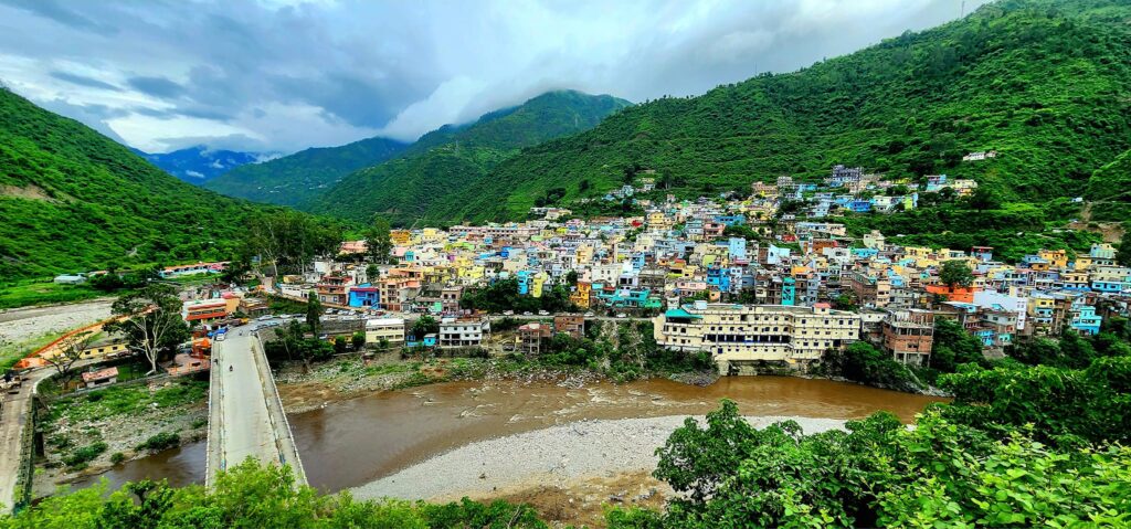 savan ke mahine me barish ke baad Satpuli Uttarakahnd ka ek bhavya drishya